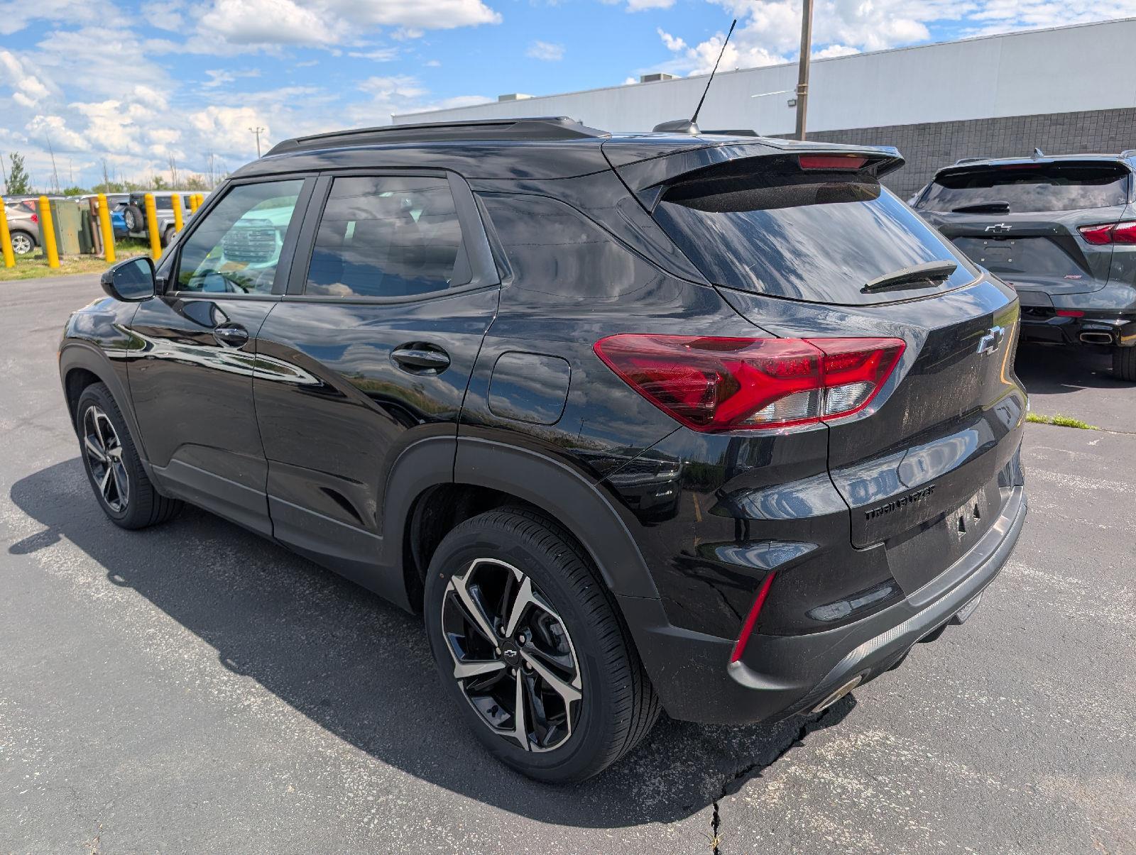 Used 2023 Mosaic Black Metallic Chevrolet RS image 8
