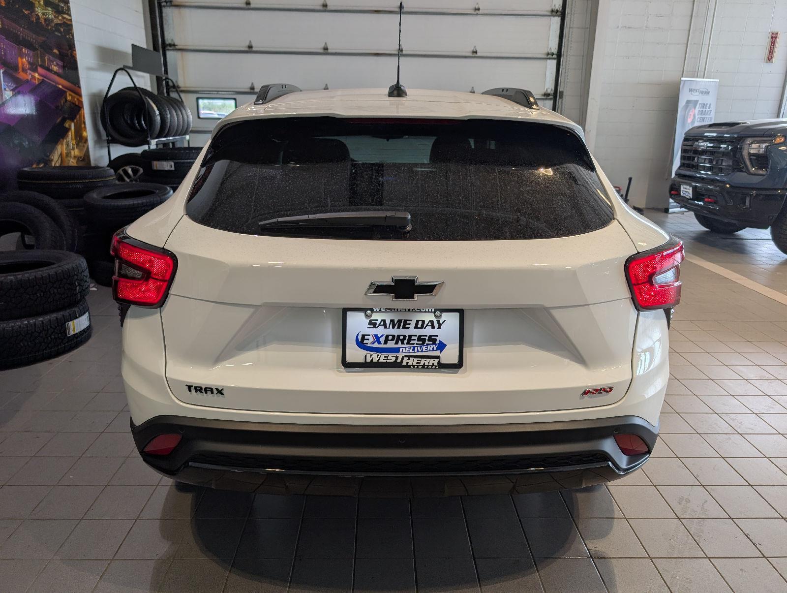 New 2026 Summit White Chevrolet 2RS image 5