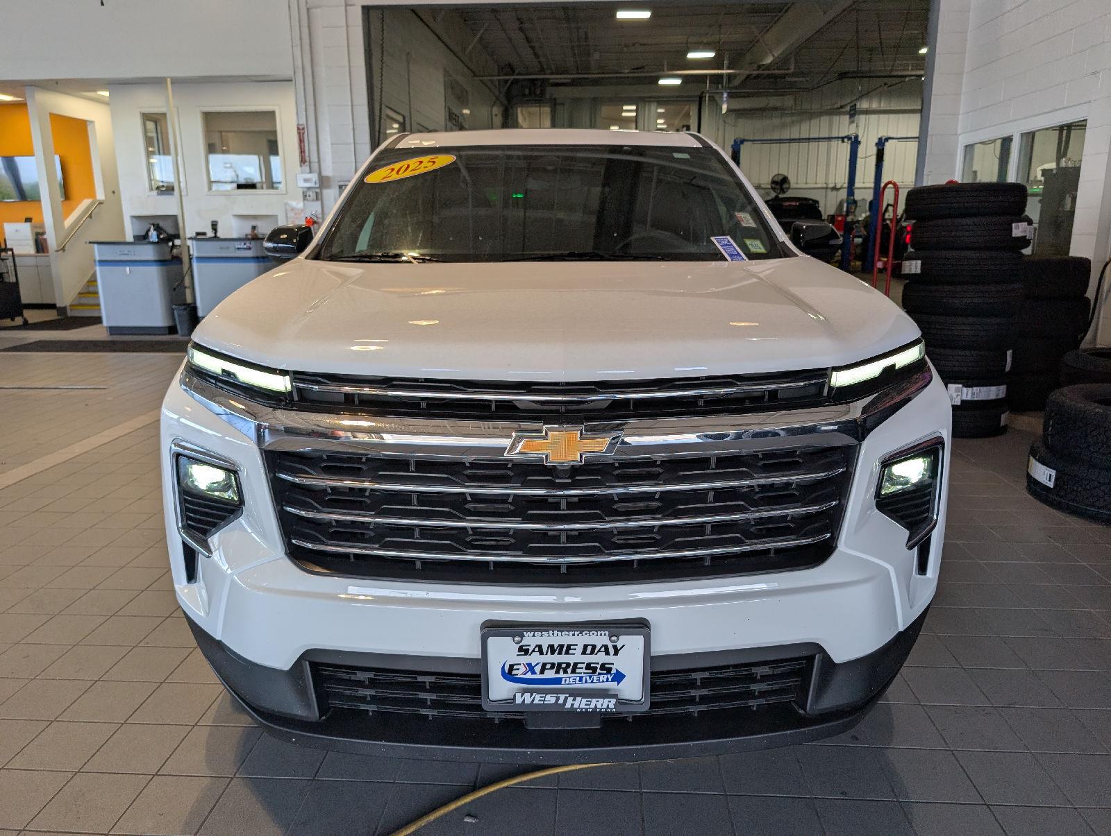 Used 2025 Summit White Chevrolet LT image 2