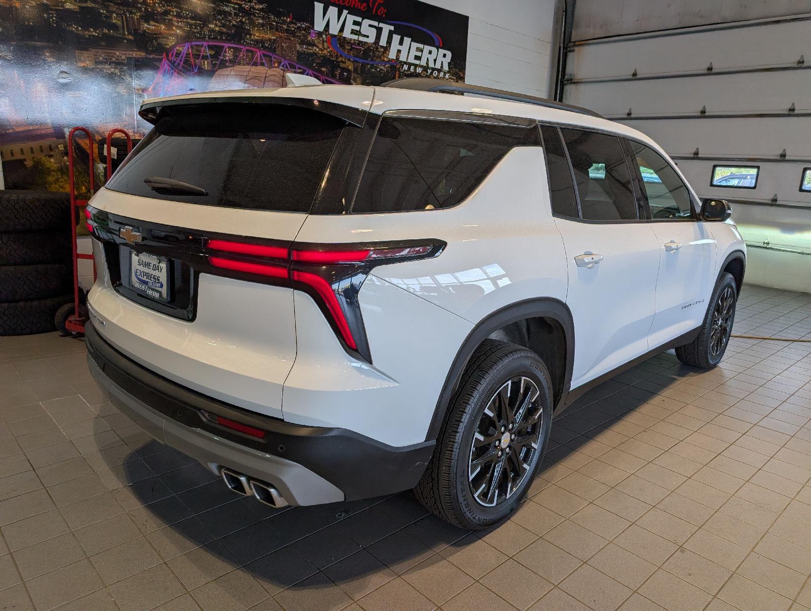 Used 2025 Summit White Chevrolet LT image 8