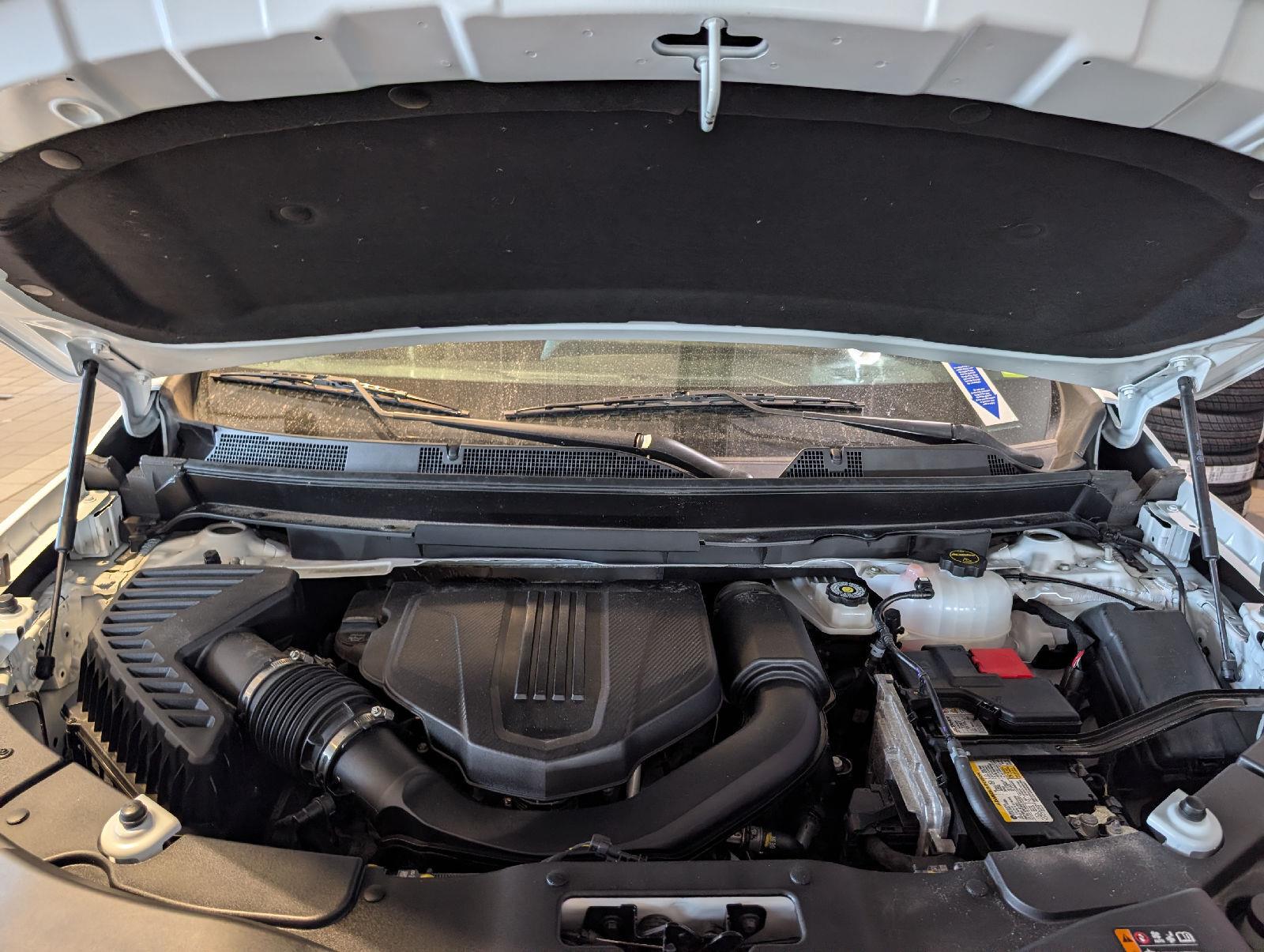 Used 2025 Summit White Chevrolet LT image 11