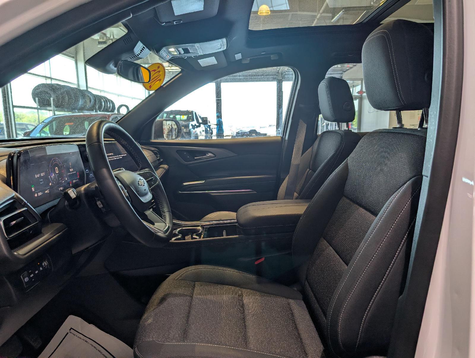 Used 2025 Summit White Chevrolet LT image 15