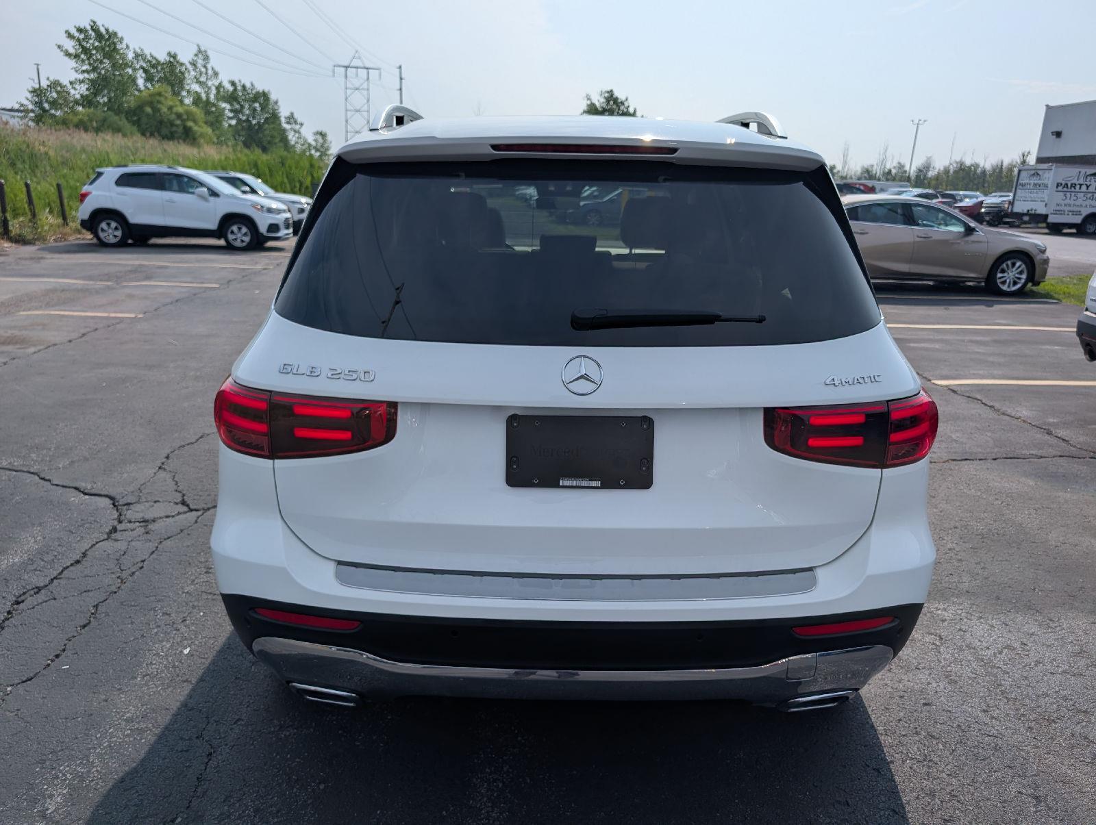 Used 2025 Polar White Mercedes-Benz GLB 250 image 7