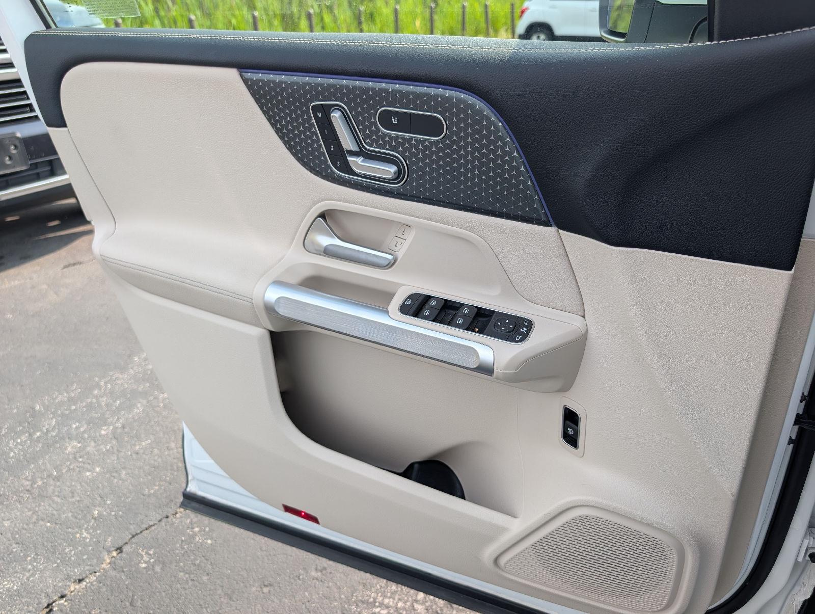 Used 2025 Polar White Mercedes-Benz GLB 250 image 11