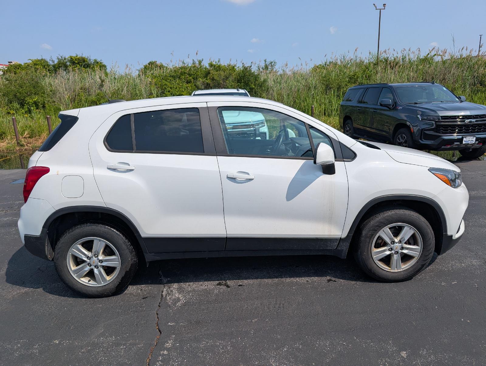 Used 2020 Summit White Chevrolet LS image 9