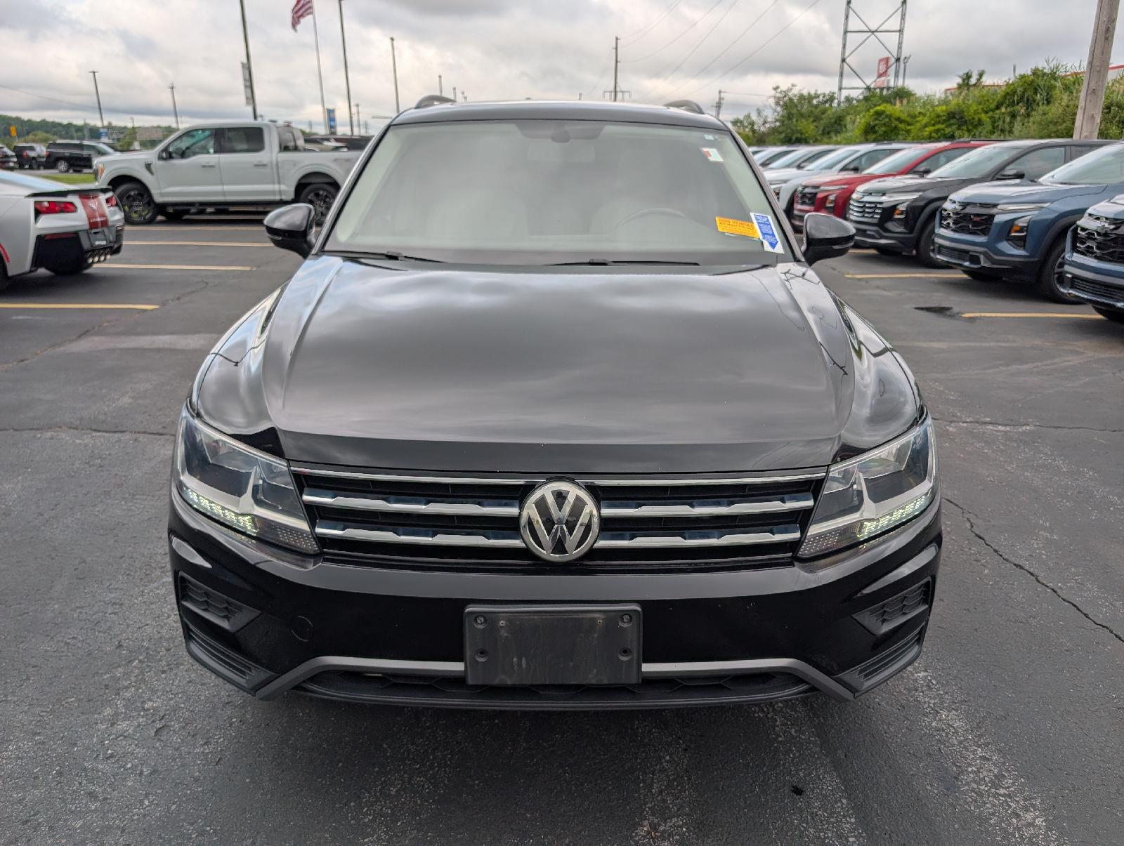 Used 2019 Deep Black Pearl Volkswagen SE image 2