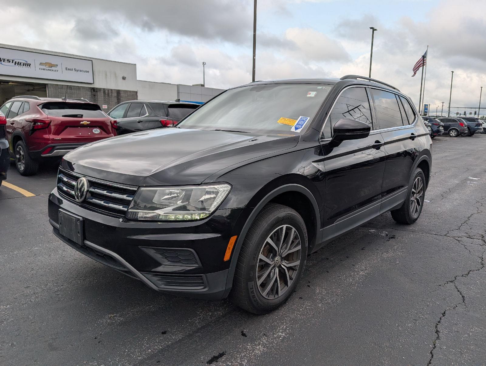 Used 2019 Deep Black Pearl Volkswagen SE image 4
