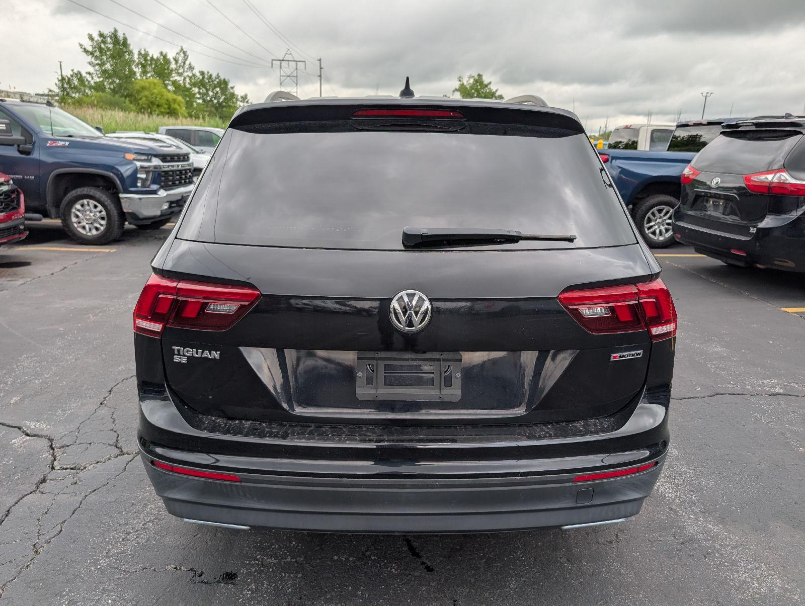 Used 2019 Deep Black Pearl Volkswagen SE image 6