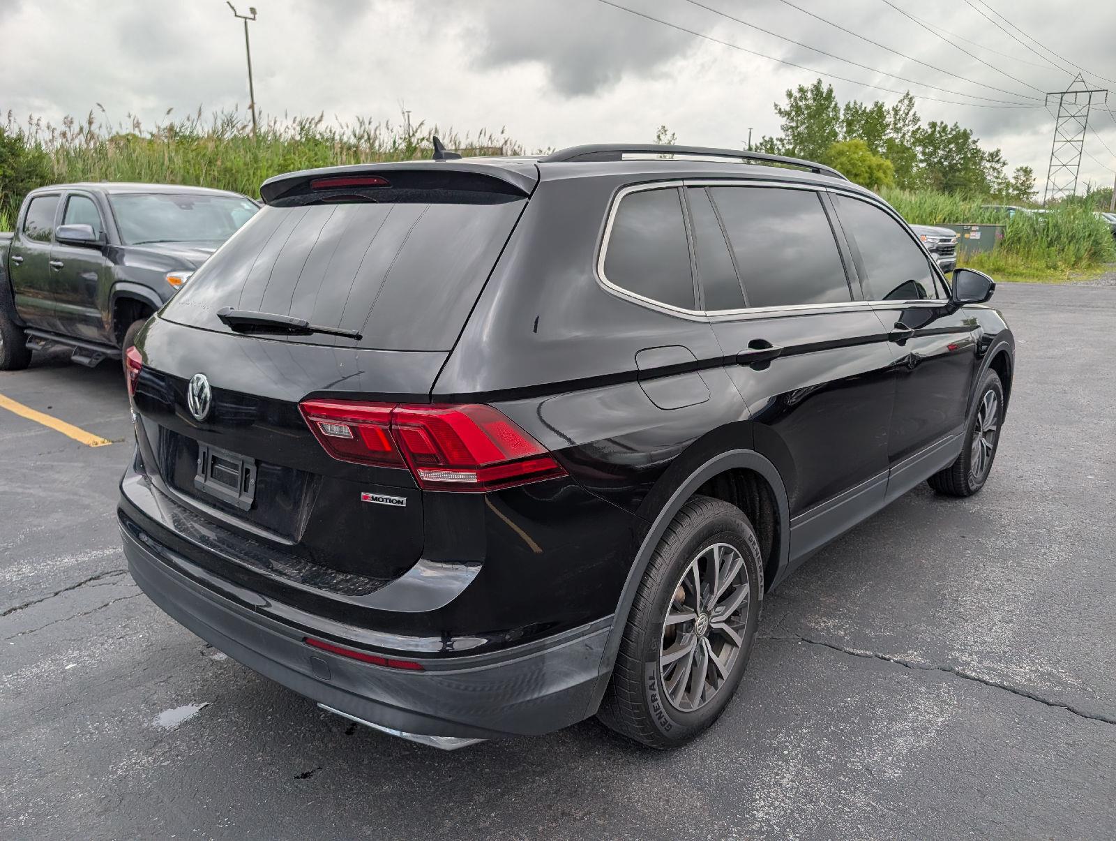 Used 2019 Deep Black Pearl Volkswagen SE image 7