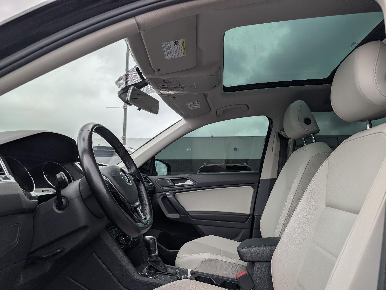 Used 2019 Deep Black Pearl Volkswagen SE image 8