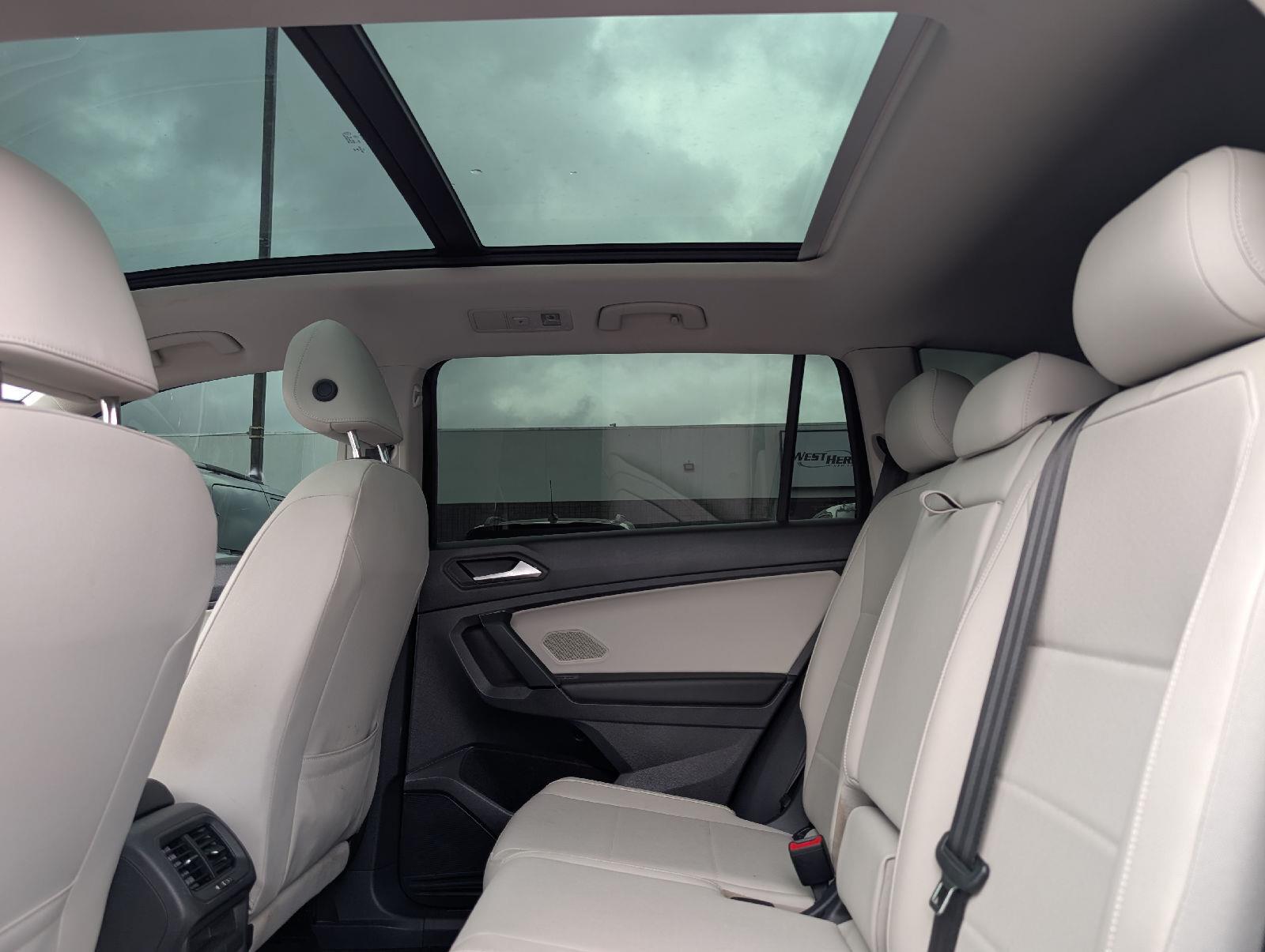 Used 2019 Deep Black Pearl Volkswagen SE image 9