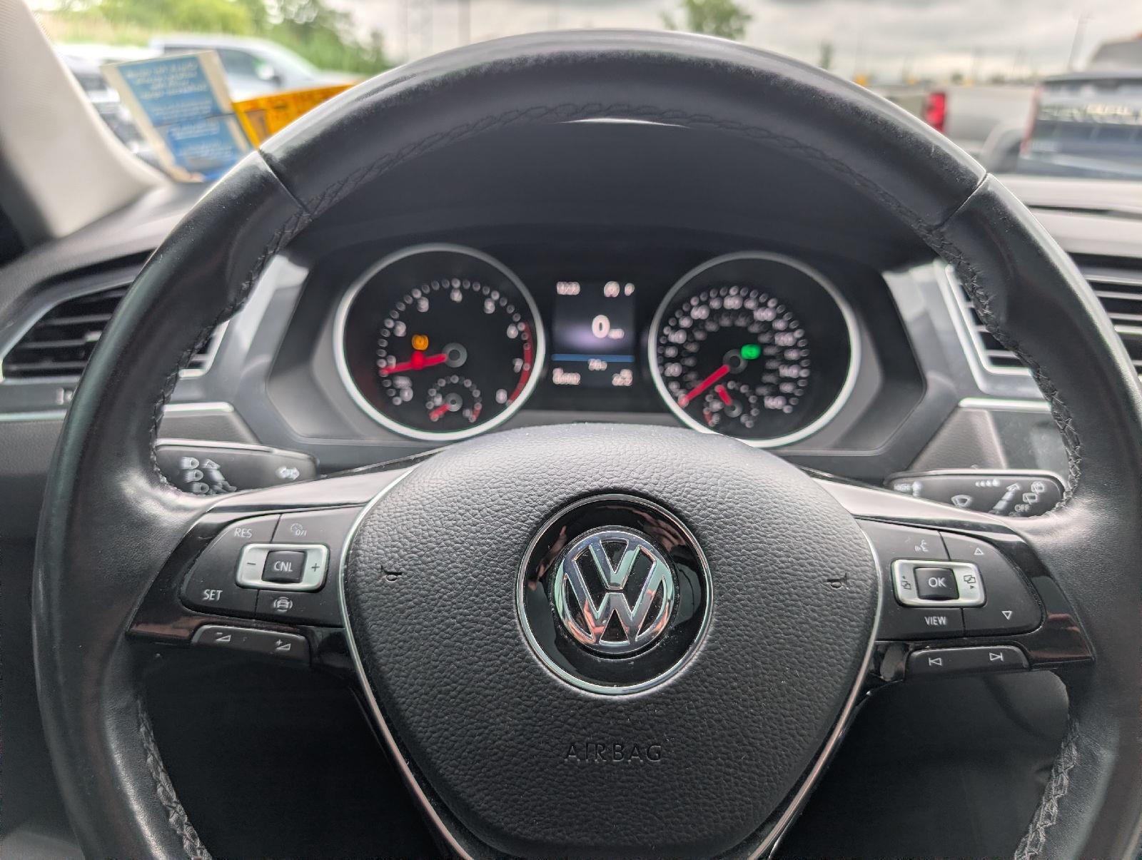 Used 2019 Deep Black Pearl Volkswagen SE image 10