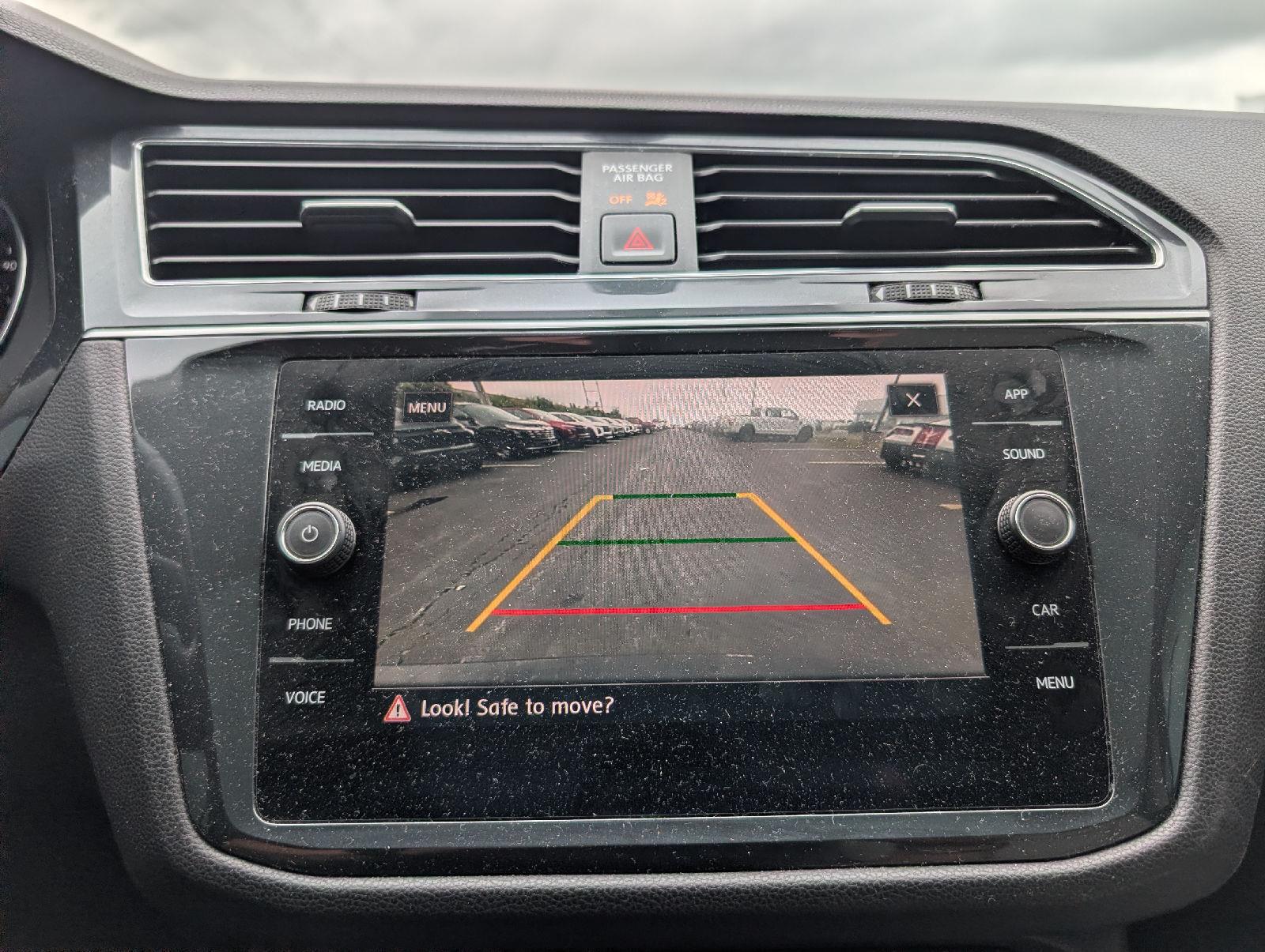 Used 2019 Deep Black Pearl Volkswagen SE image 15