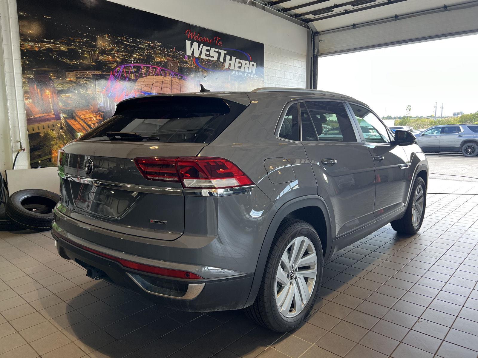 Used 2021 Pure Gray Volkswagen 3.6L V6 SE w/Technology image 9