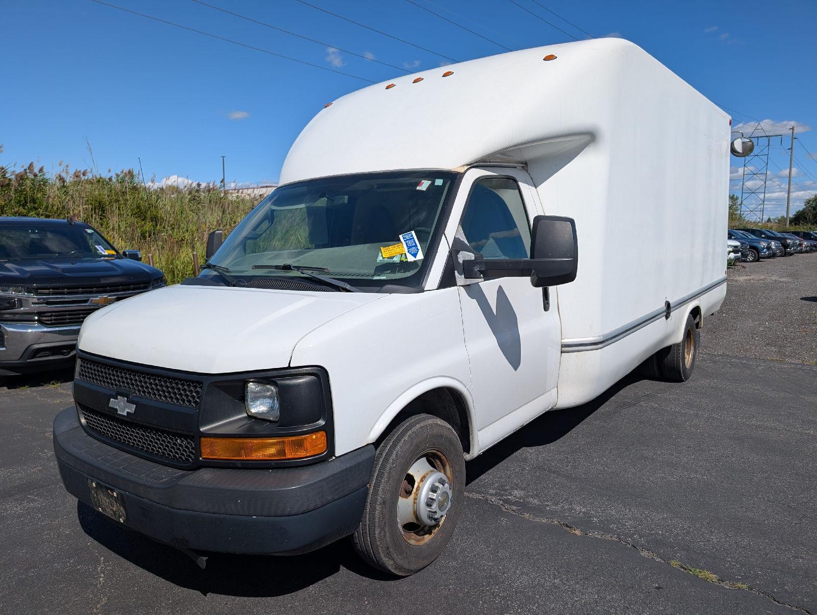 Used 2016 Summit White Chevrolet Cutaway image 4