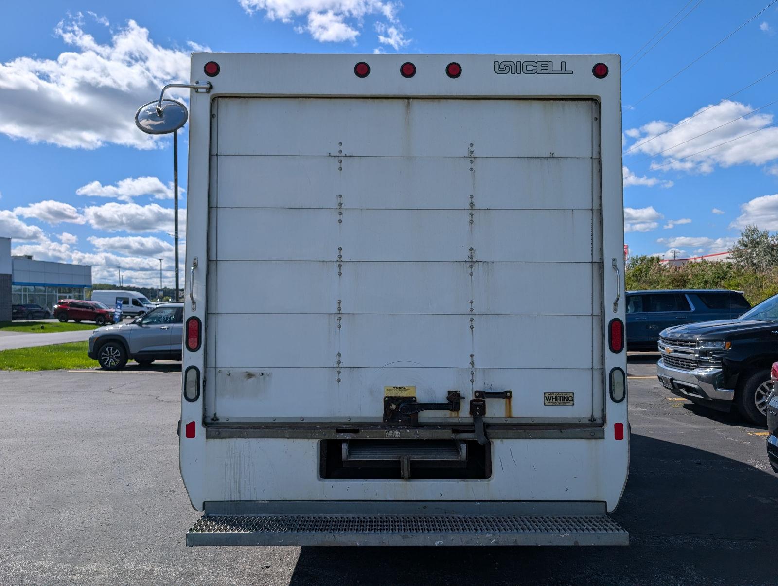 Used 2016 Summit White Chevrolet Cutaway image 7