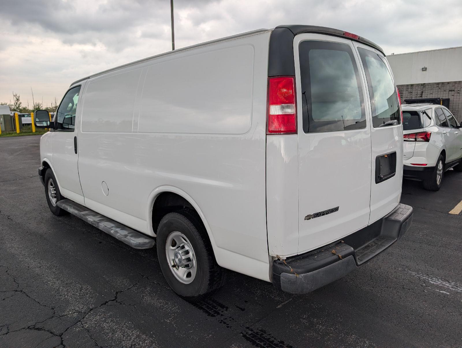 Used 2018 Summit White Chevrolet  image 5