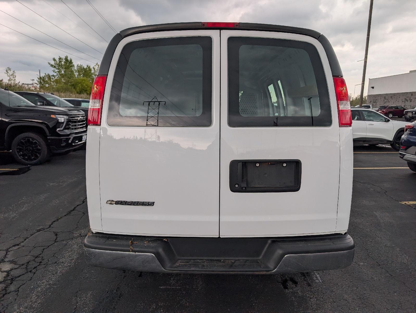 Used 2018 Summit White Chevrolet  image 6