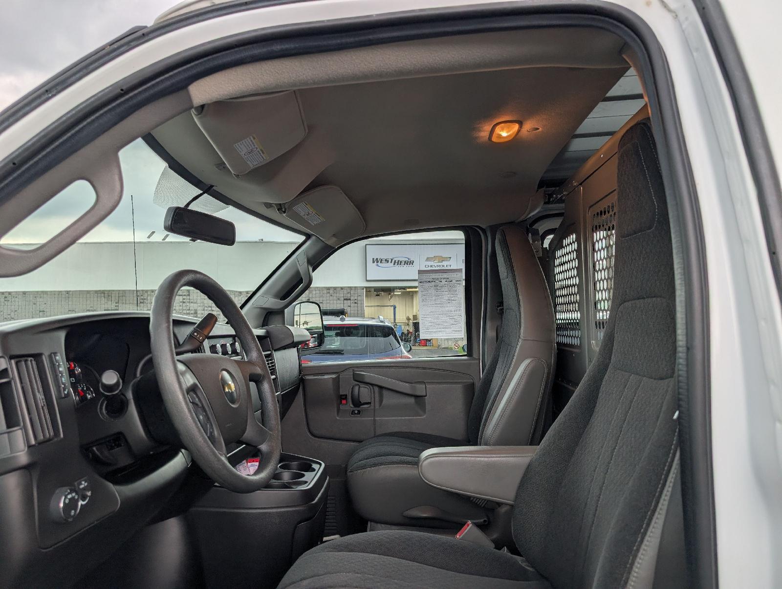 Used 2018 Summit White Chevrolet  image 9