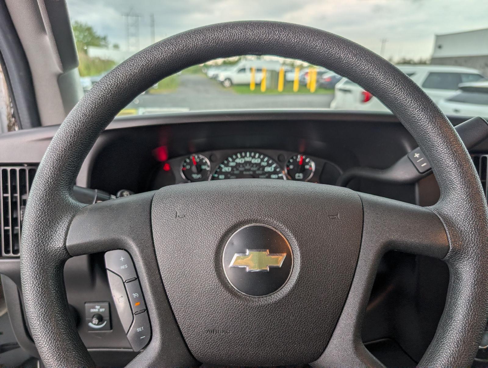 Used 2018 Summit White Chevrolet  image 11