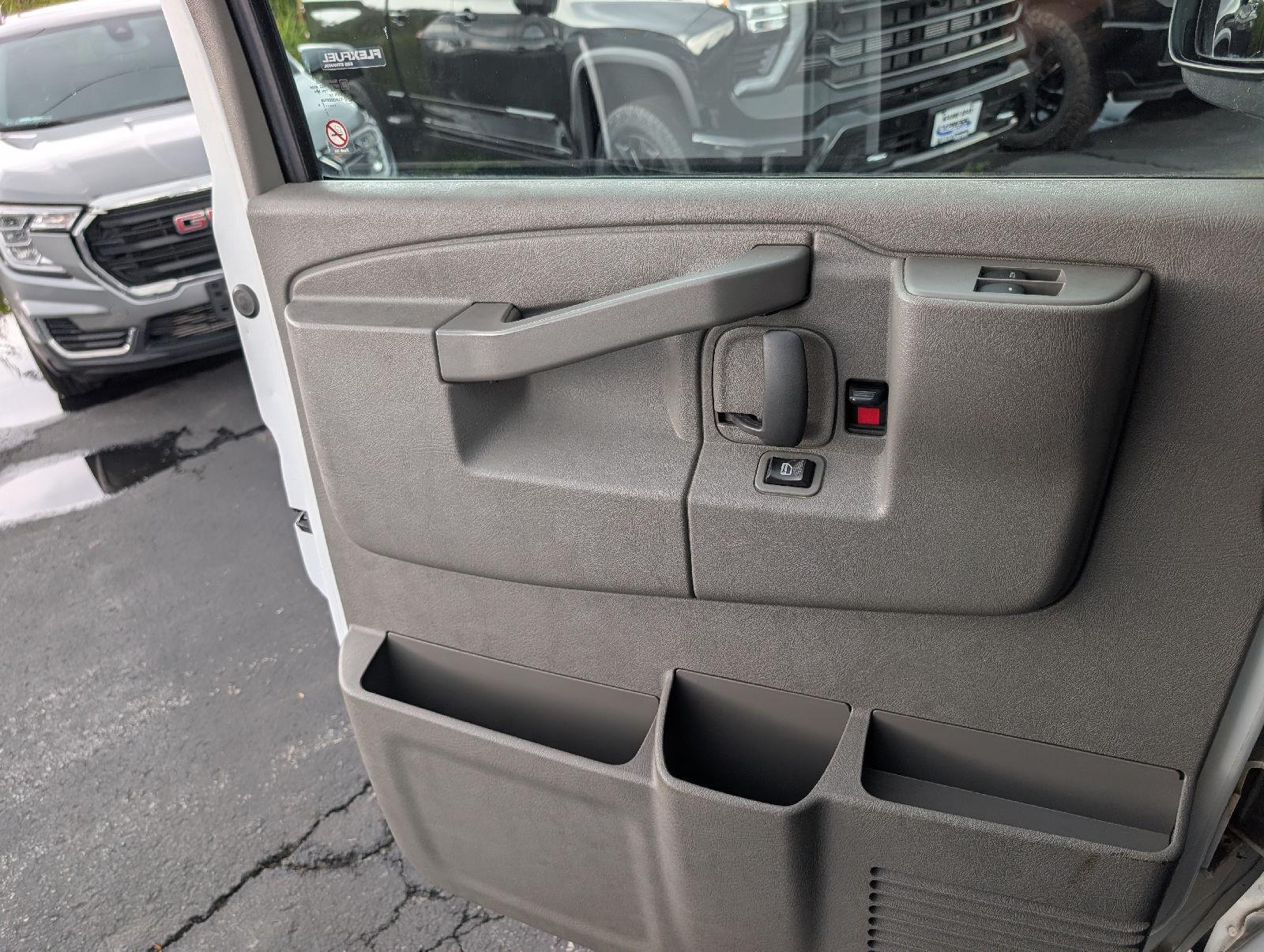 Used 2018 Summit White Chevrolet  image 8
