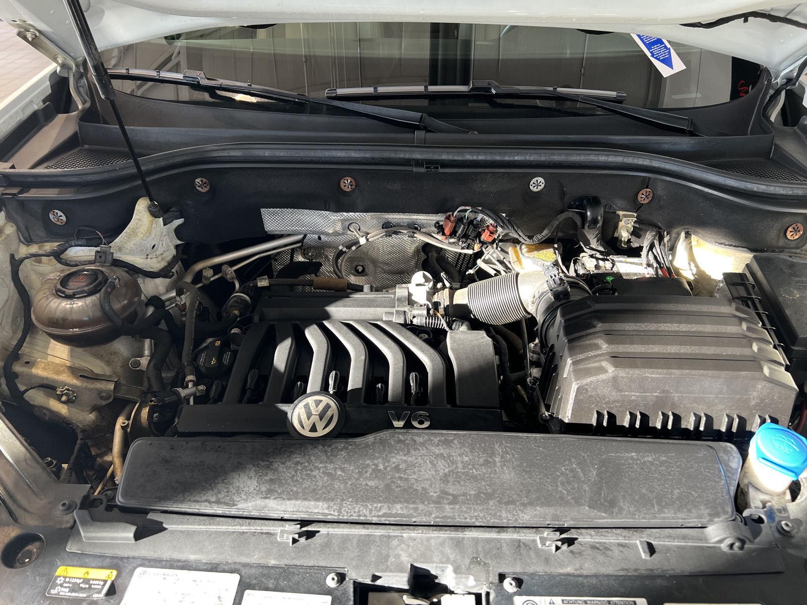 Used 2019 Pure White Volkswagen 3.6L V6 SEL image 30