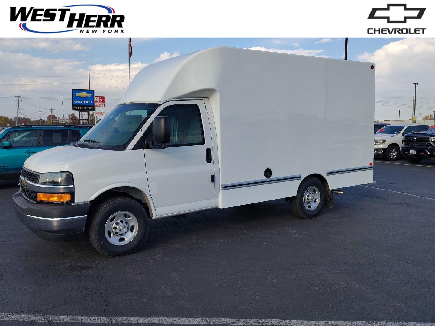 Summit White 2026 Chevrolet Express Chassis Van Rear-Wheel Drive 8-Speed Automatic