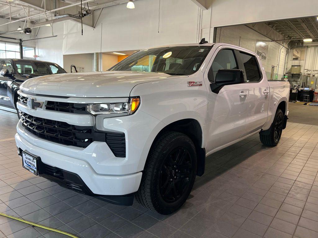 Used 2024 Summit White Chevrolet RST image 4