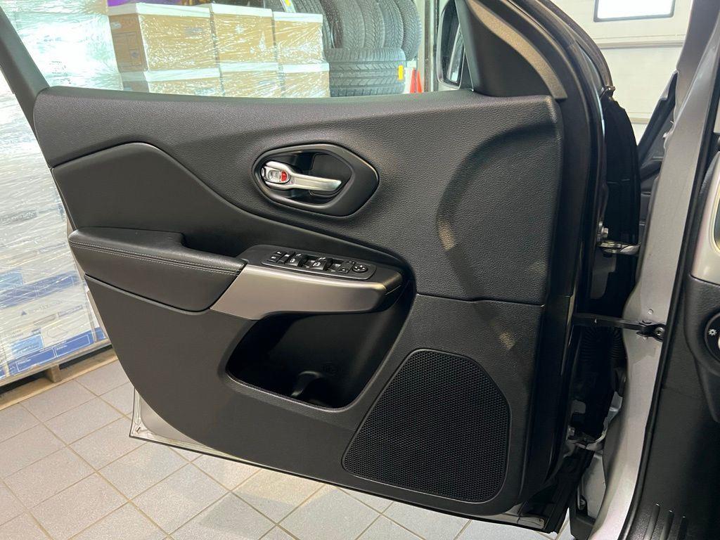 Used 2019 Billet Silver Metallic Clearco Jeep Latitude Plus image 15
