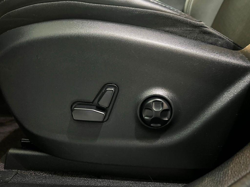 Used 2019 Billet Silver Metallic Clearco Jeep Latitude Plus image 17