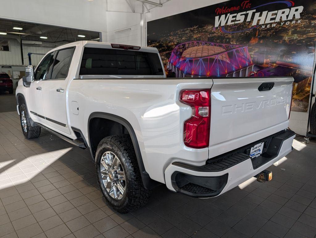 Used 2024 Pearl Chevrolet High Country image 7