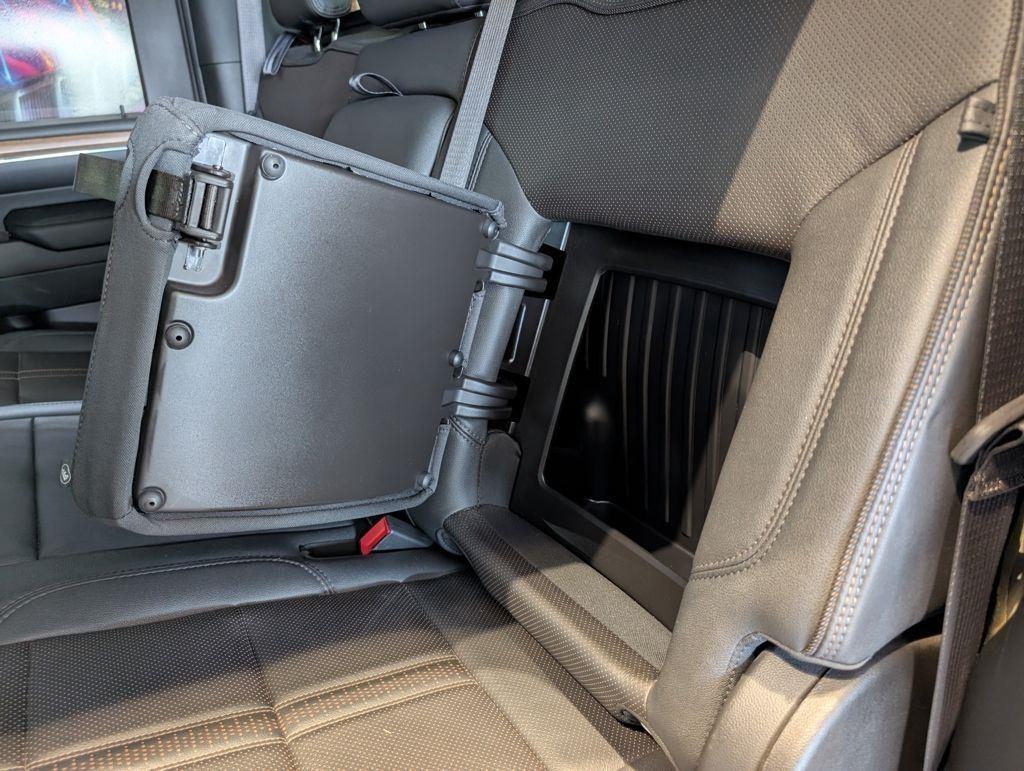 Used 2024 Pearl Chevrolet High Country image 27