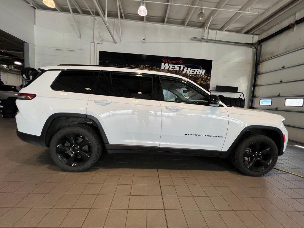 Used 2024 Bright White Clearcoat Jeep Limited image 14