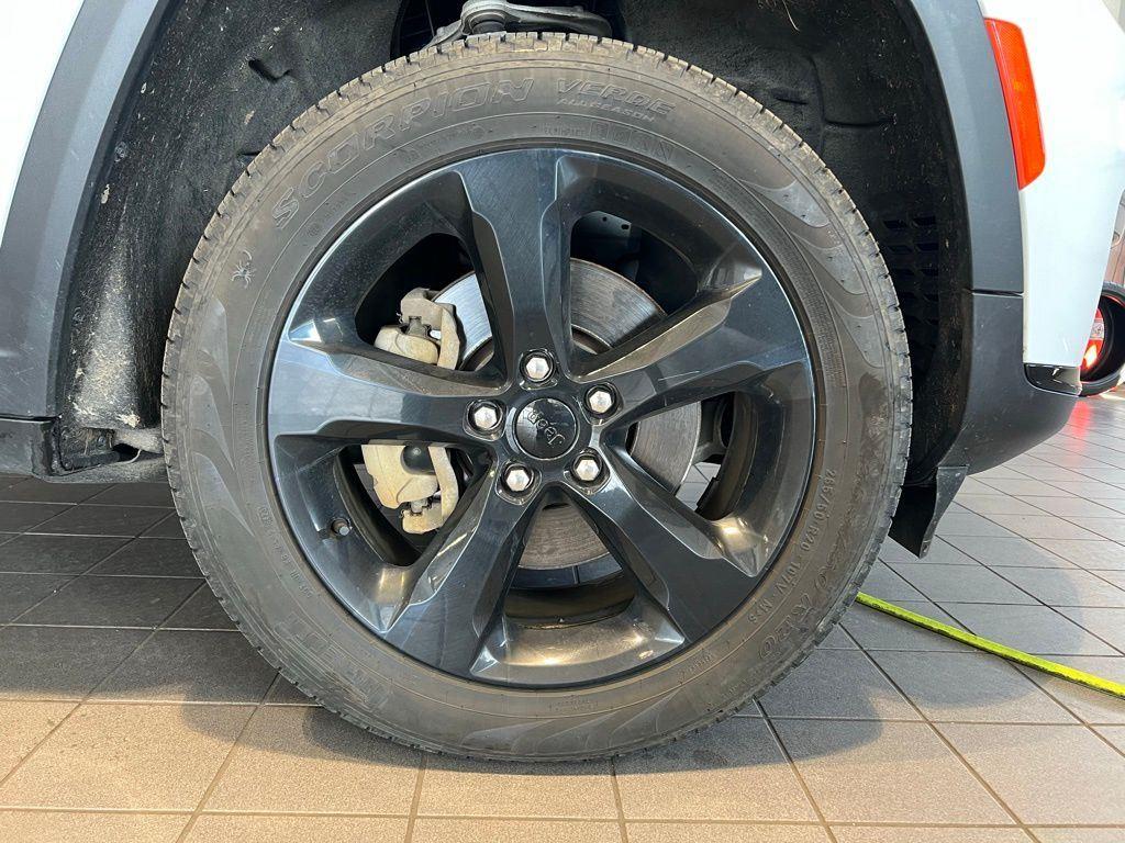 Used 2024 Bright White Clearcoat Jeep Limited image 15