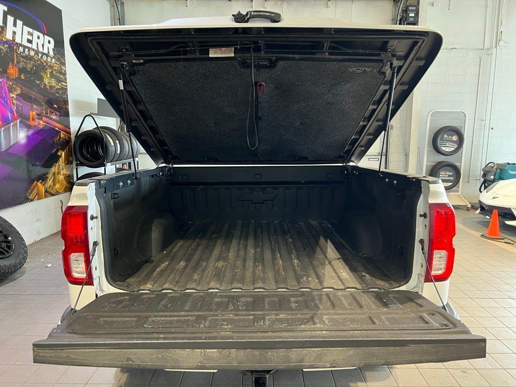 Used 2018 Pearl Chevrolet High Country image 9