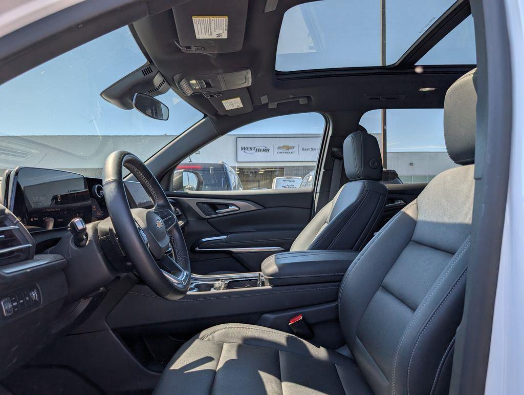 Used 2024 Pearl Chevrolet LT image 12