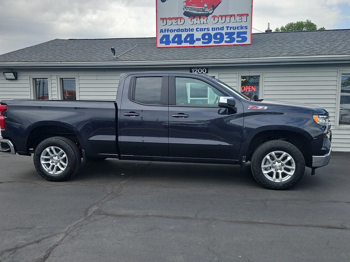 View vehicle photo 4