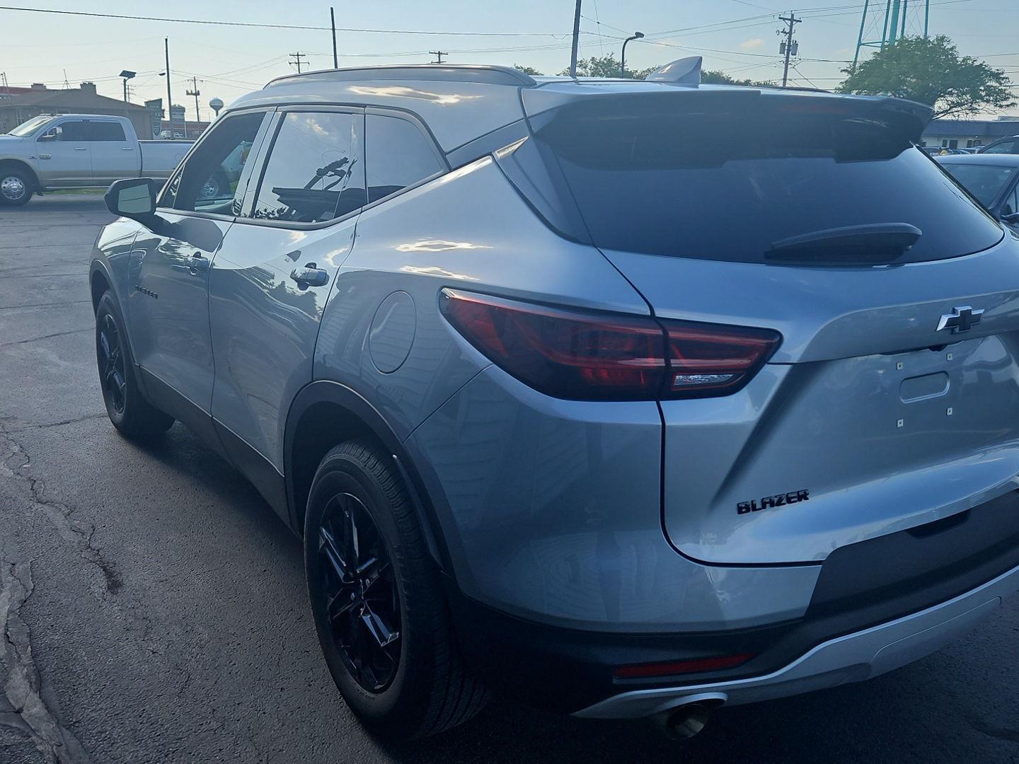 View vehicle photo 5