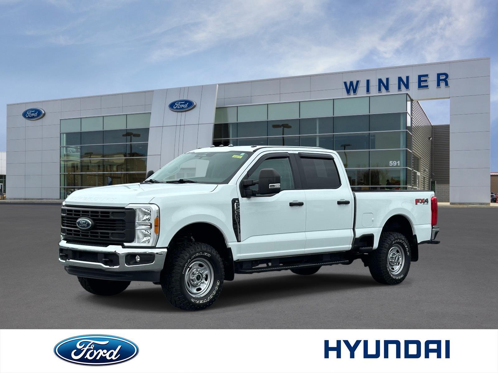 Oxford White 2023 Ford F-250 Super Duty Pickup Truck Four-Wheel Drive Automatic