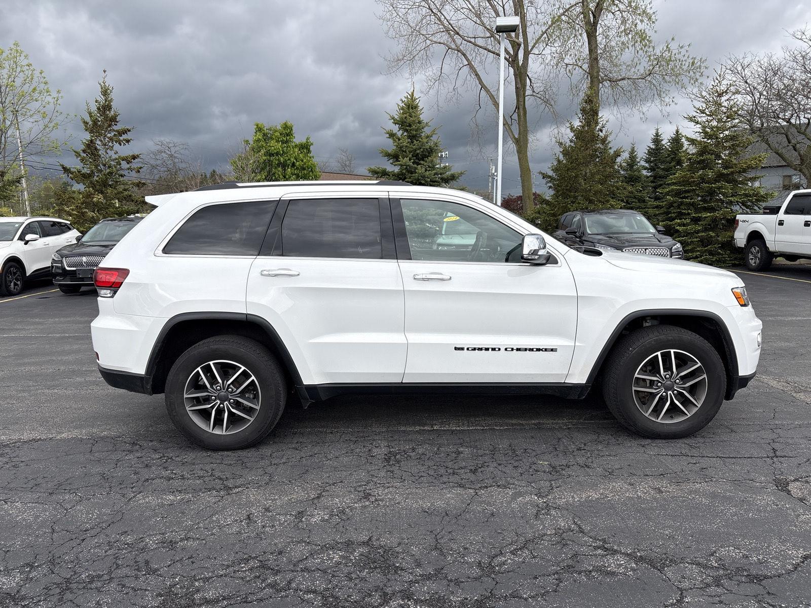 Used 2022 Bright White Clearcoat Jeep Limited image 9