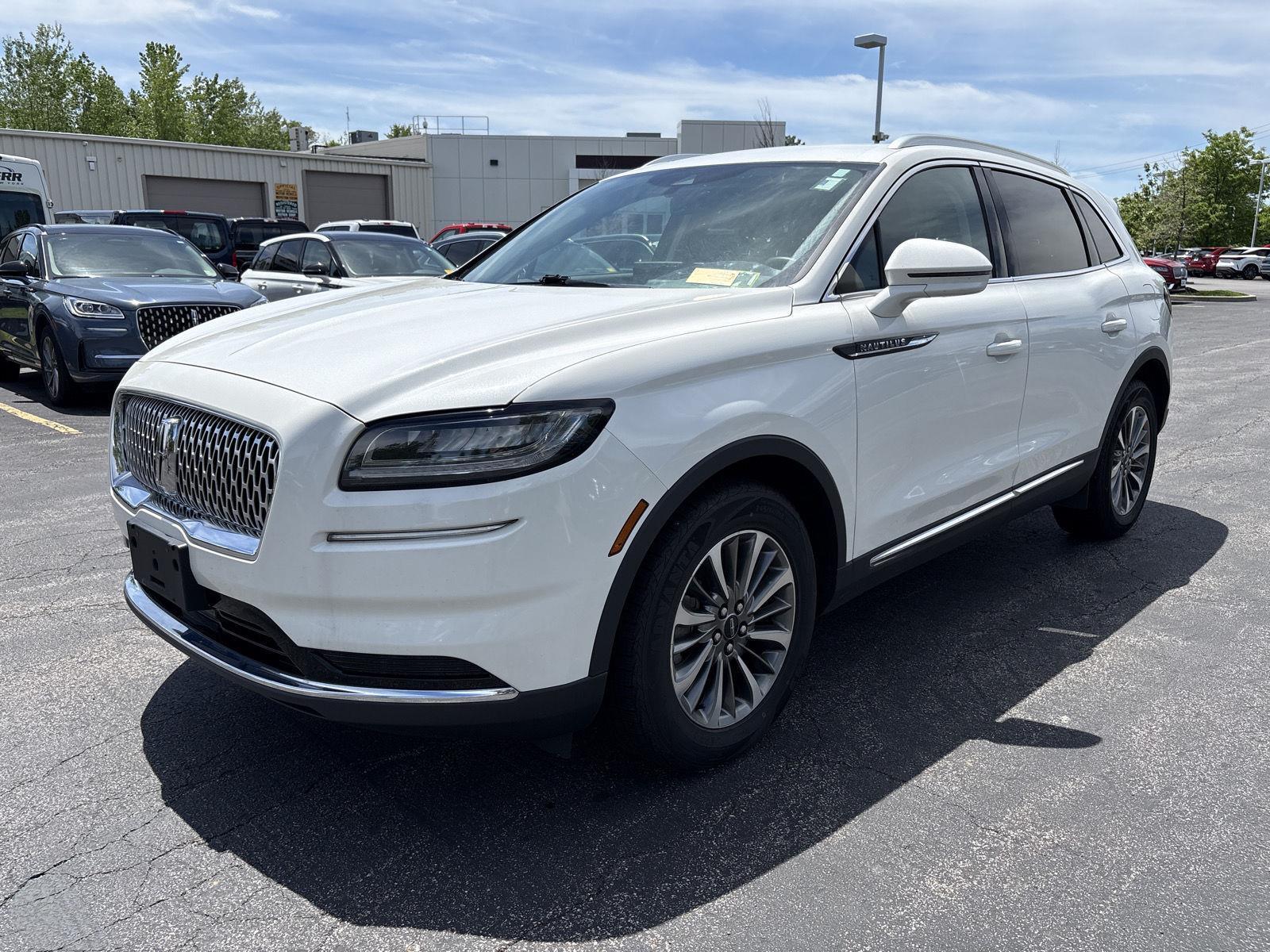 Certified Used 2023 Pristine White Metallic Tri-Coat Lincoln Standard image 3