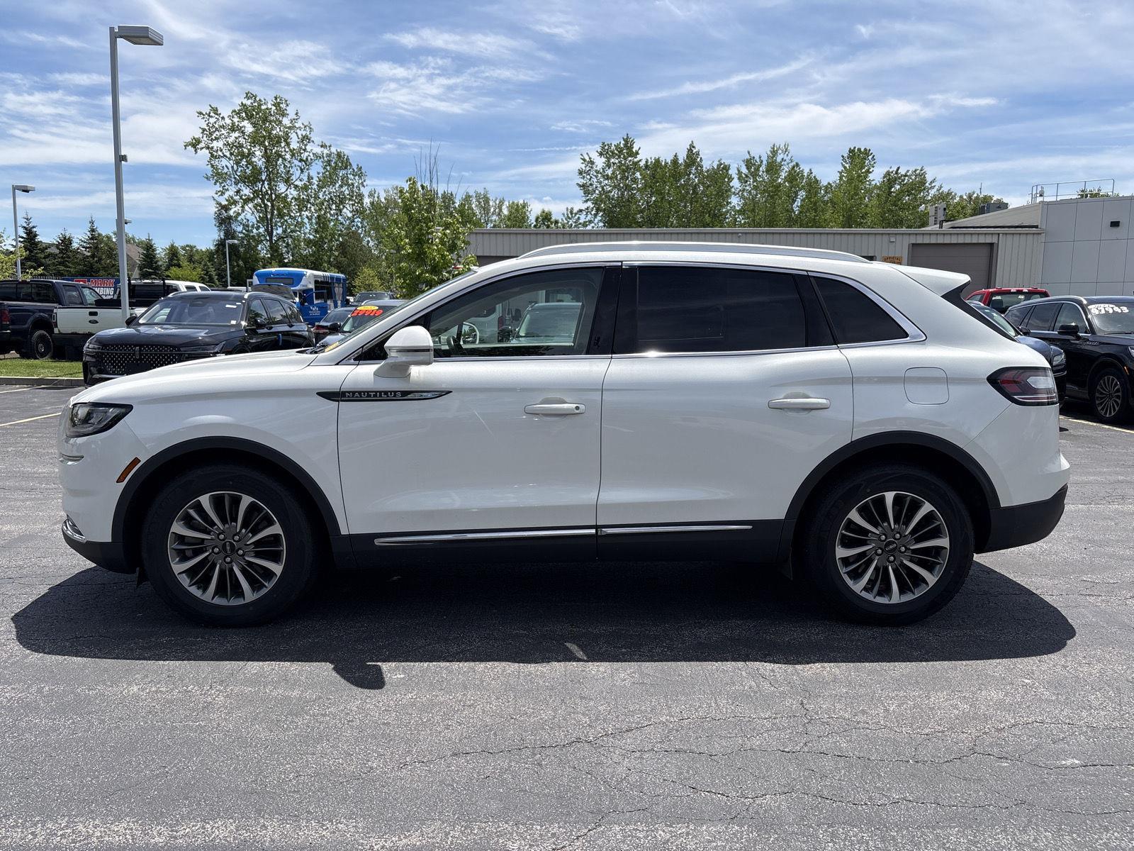 Certified Used 2023 Pristine White Metallic Tri-Coat Lincoln Standard image 5