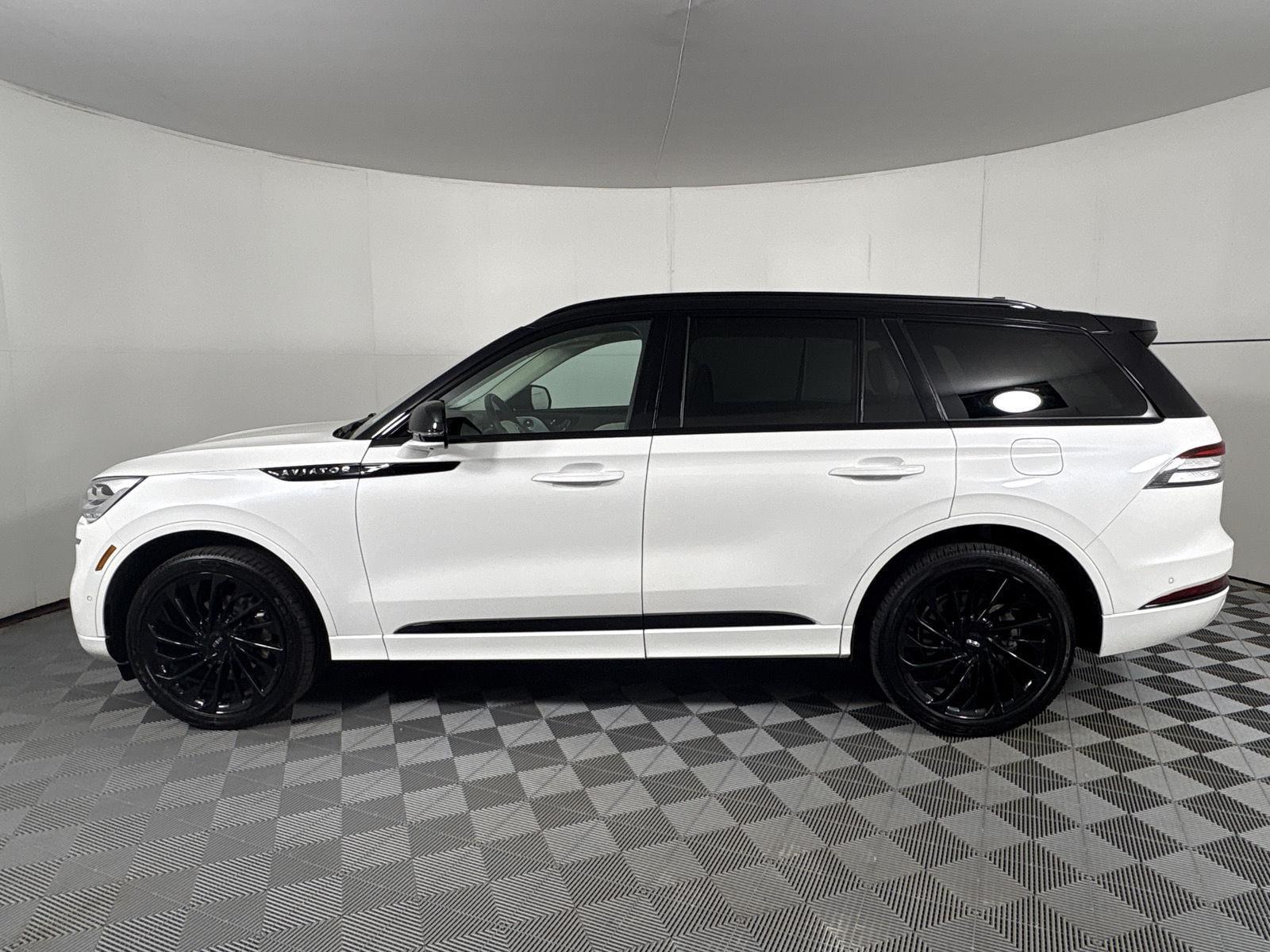 Certified Used 2024 Pristine White Metallic Tri-Coat Lincoln Black Label image 5