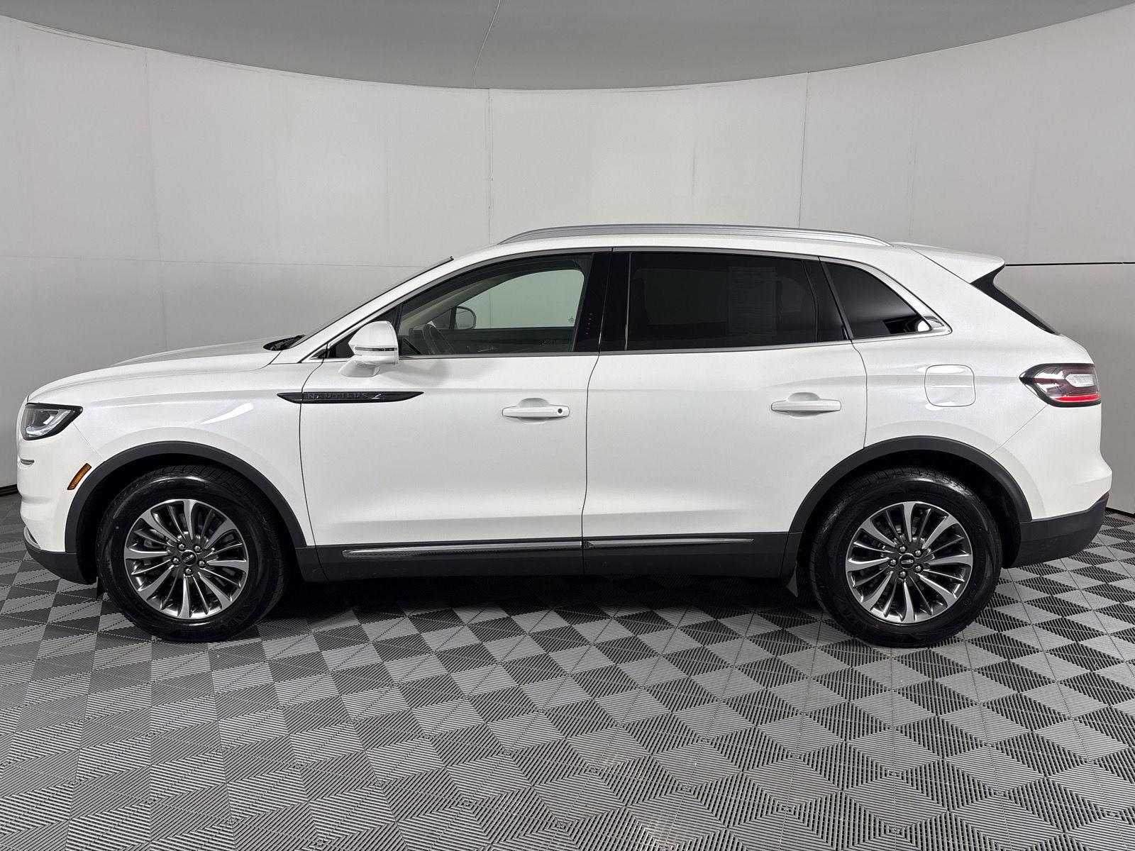 Certified Used 2023 Pristine White Metallic Tri-Coat Lincoln Standard image 34