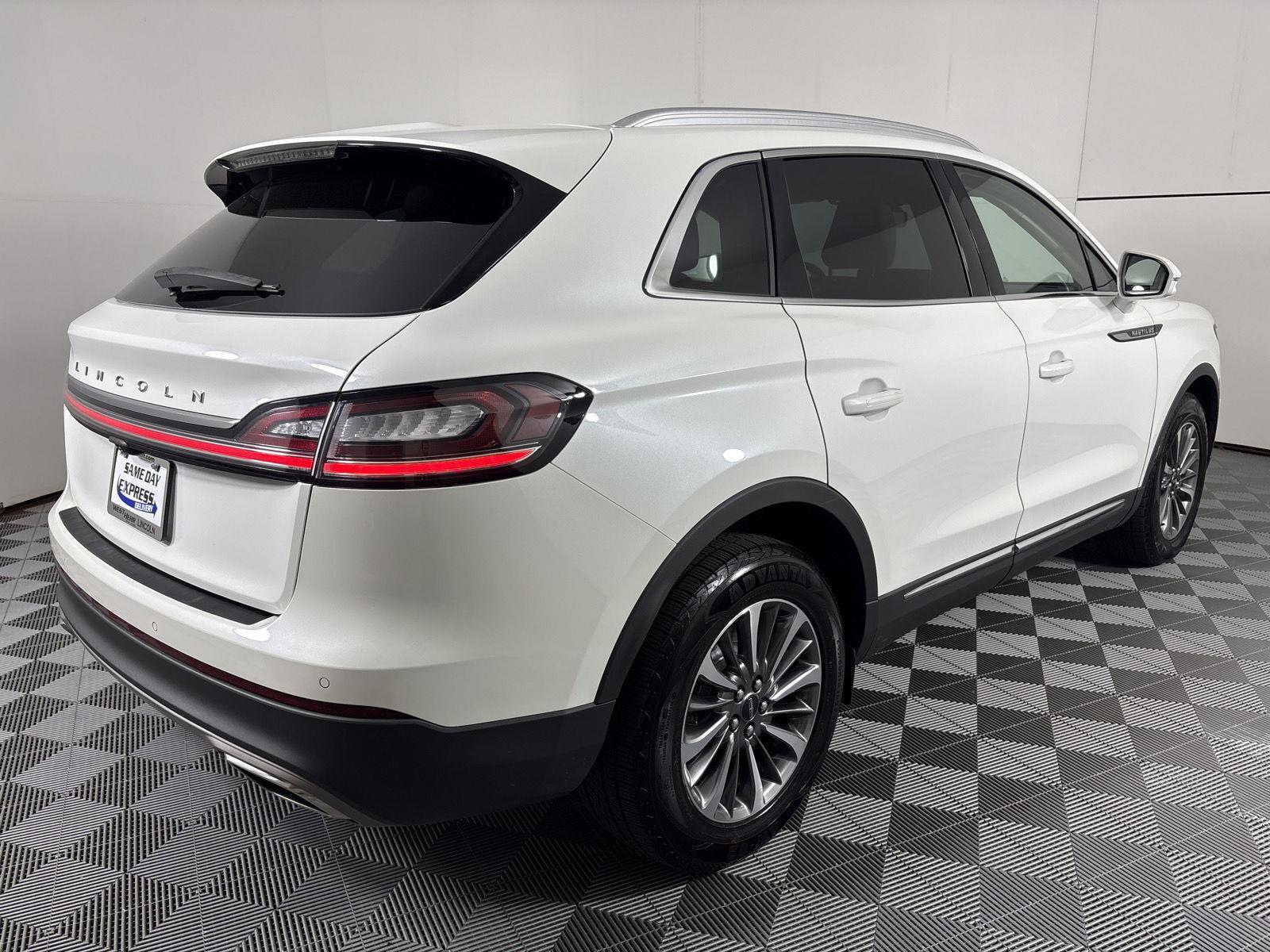 Certified Used 2023 Pristine White Metallic Tri-Coat Lincoln Standard image 40