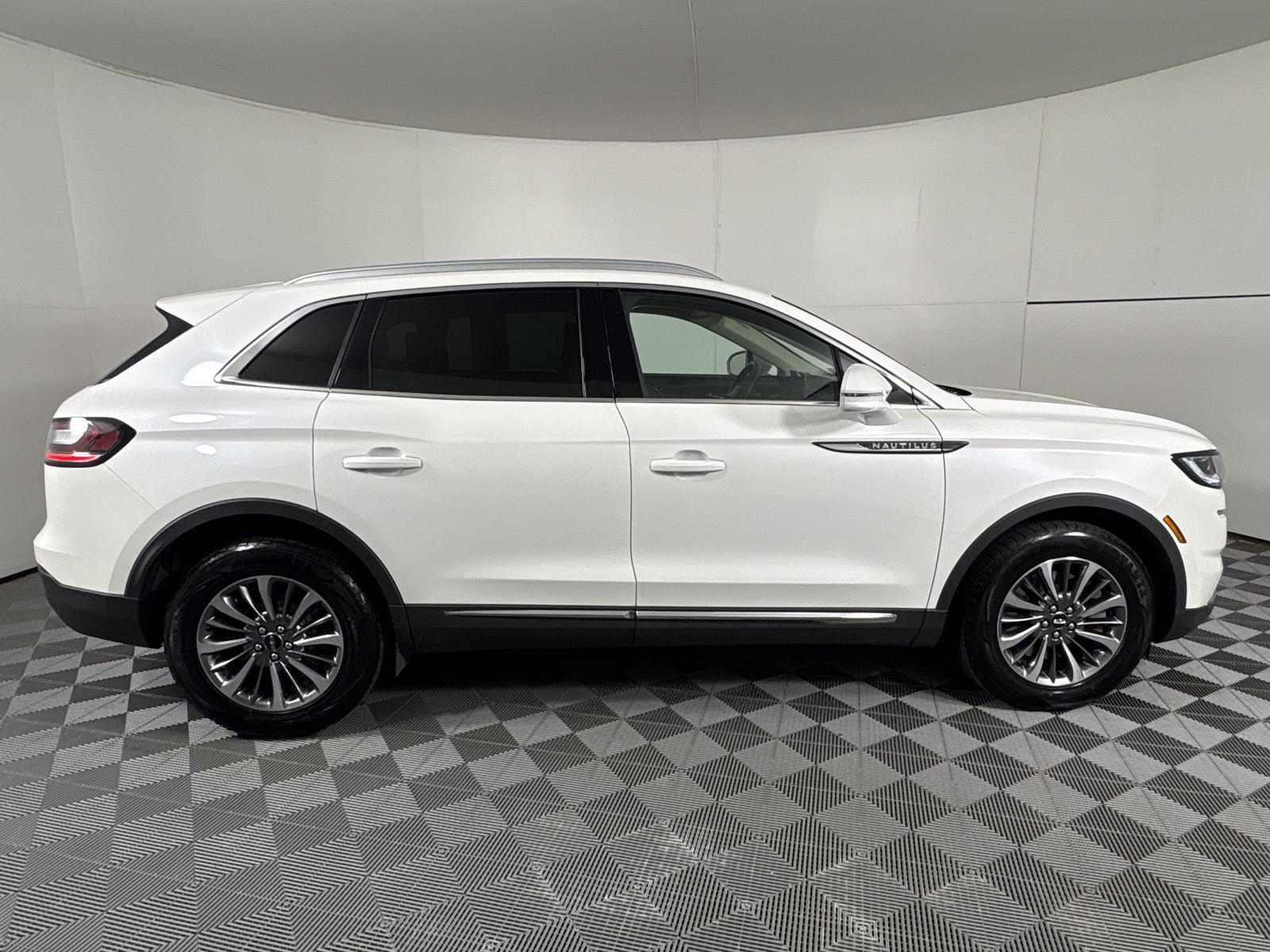 Certified Used 2023 Pristine White Metallic Tri-Coat Lincoln Standard image 41