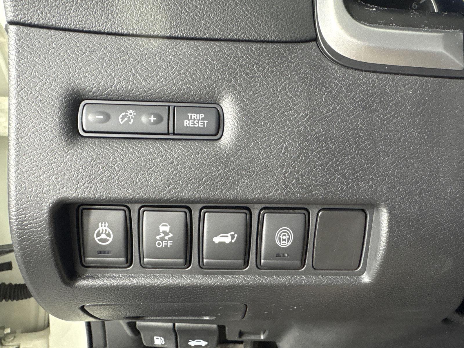 Used 2020 Pearl White Tricoat Nissan Platinum image 9