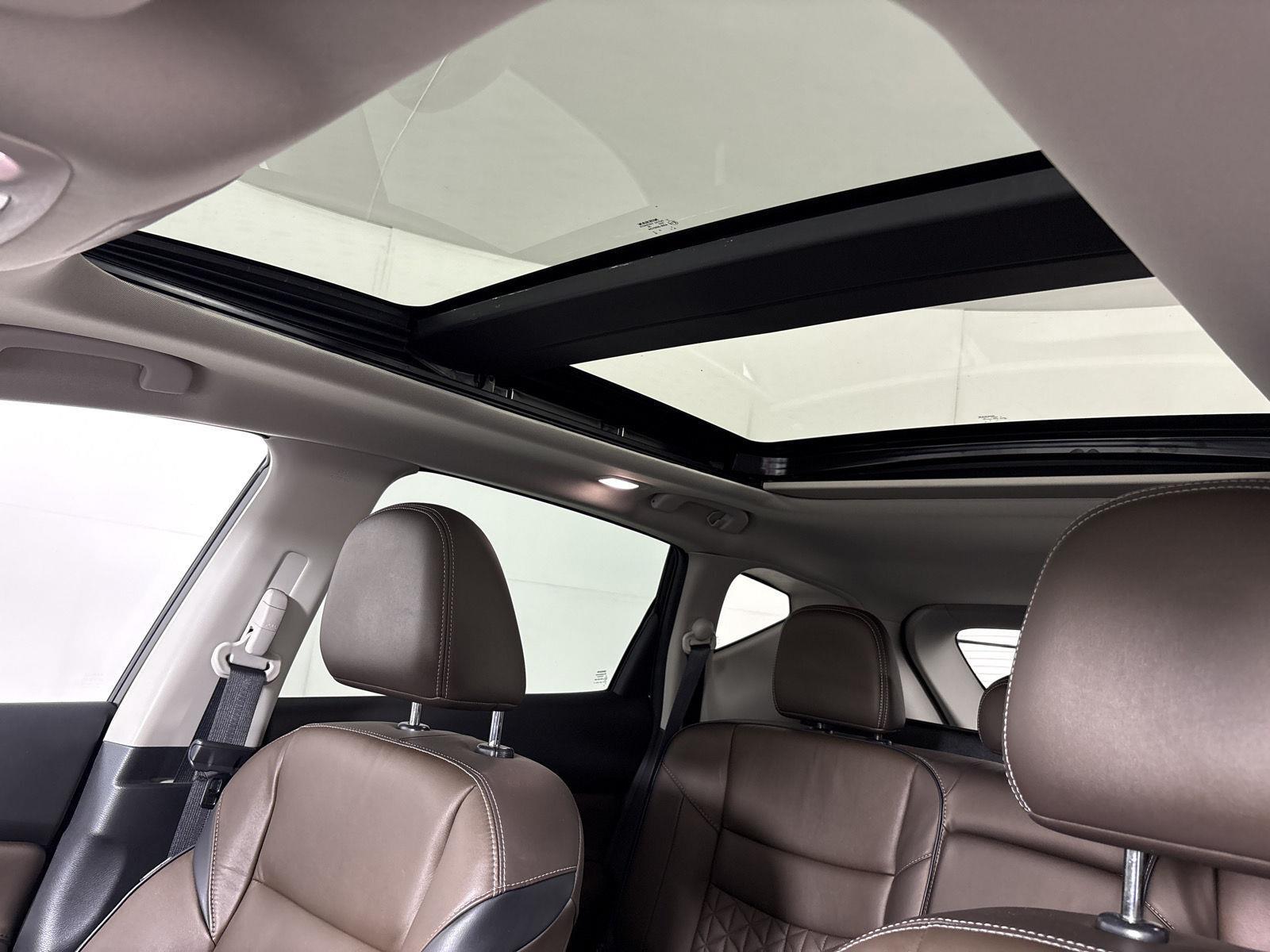 Used 2020 Pearl White Tricoat Nissan Platinum image 10