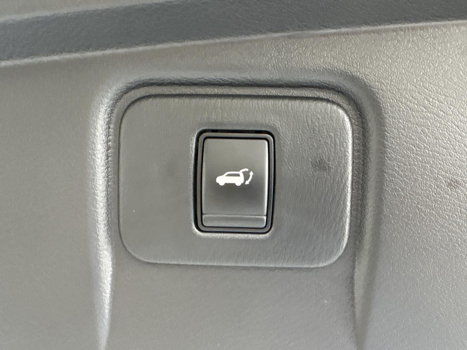 Used 2020 Pearl White Tricoat Nissan Platinum image 25