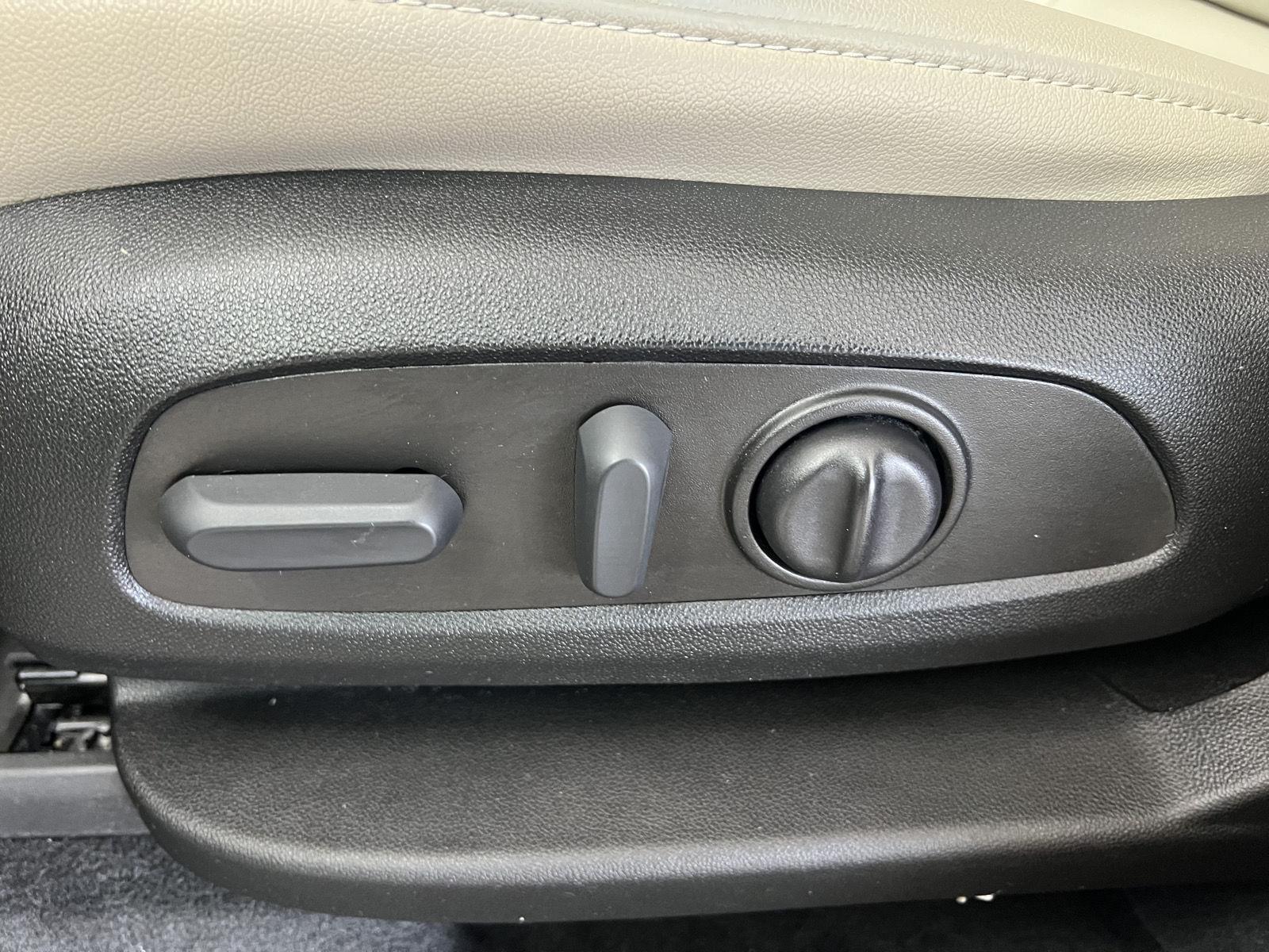 Used 2023 Silver Sage Chevrolet LT Leather image 5